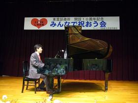 小西先生の伴奏でみんなで合唱「ふるさと」「明日があるさ」.JPG